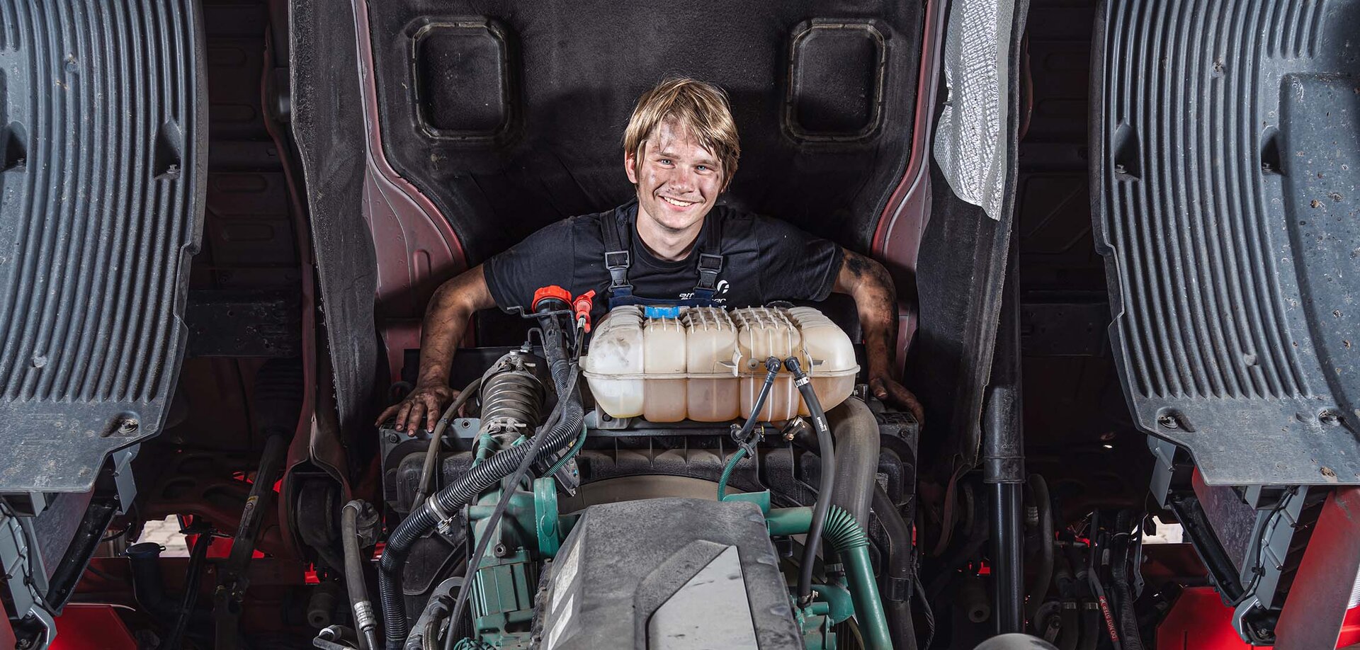 Junger Mechaniker bei der Arbeit