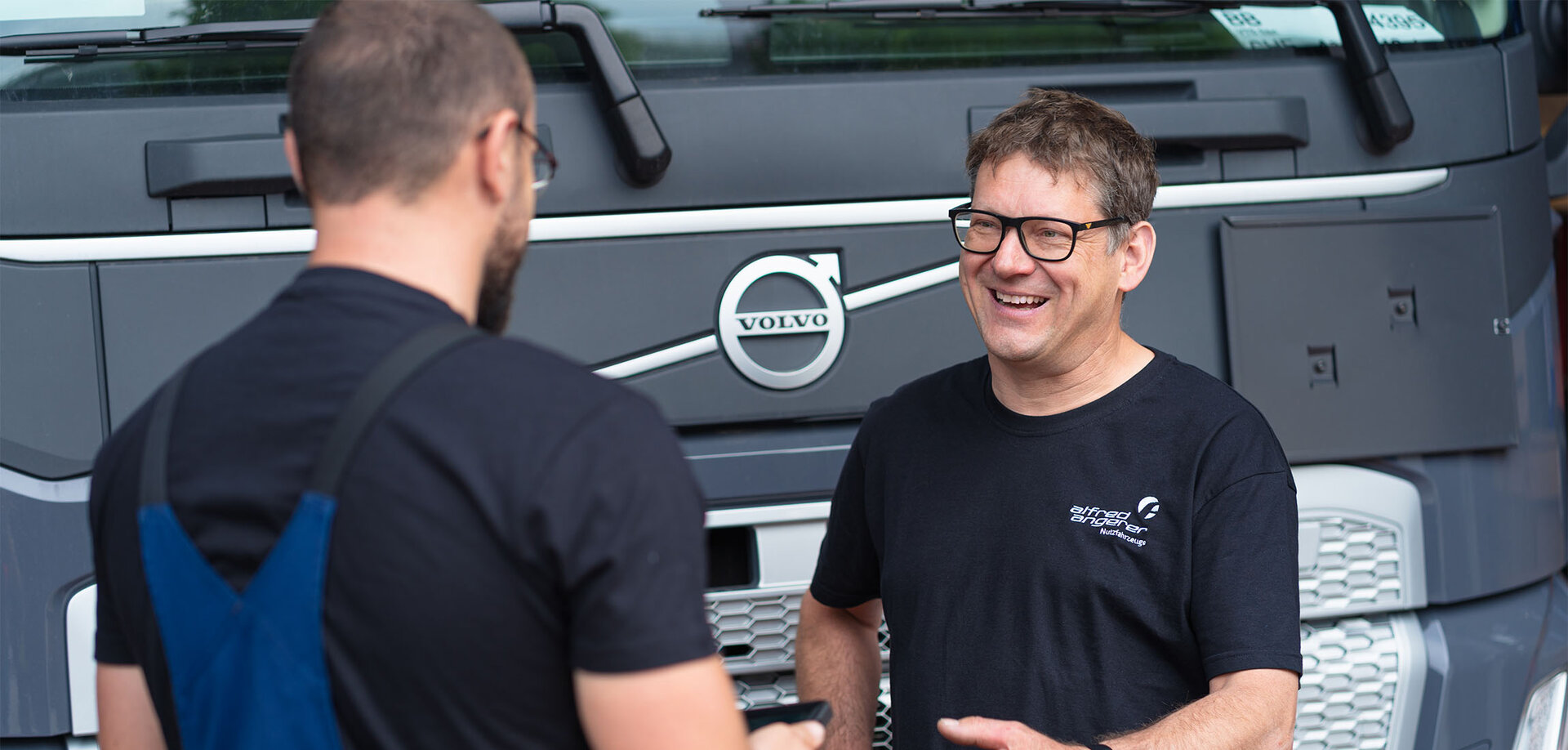 Gespräch zwischen zwei Mitarbeitern der Firma Alfred Angerer GmbH